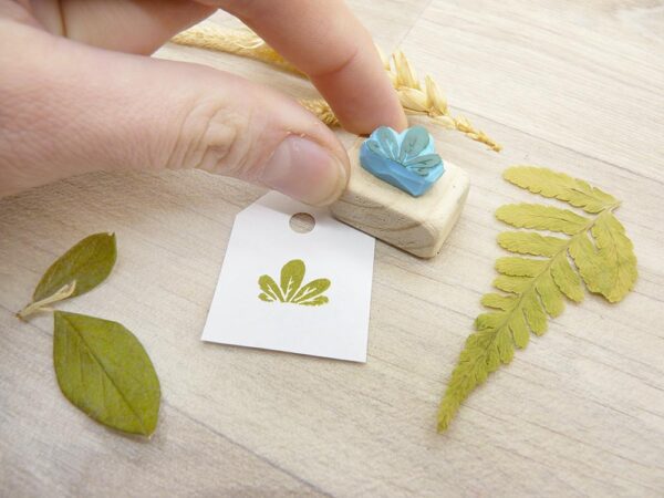 Tampon encreur "Mini plante à feuilles rondes" - collection plantes d'intérieur" (gravure sur gomme, monté sur support bois)