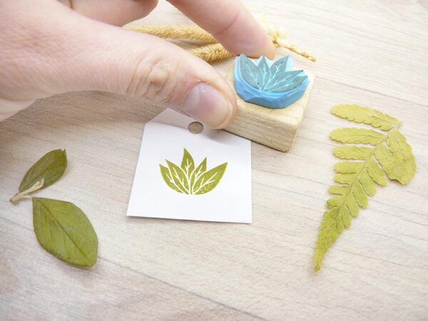 Tampon encreur "Plante à feuilles pointues" - collection plantes d'intérieur" (gravure sur gomme, monté sur support bois)